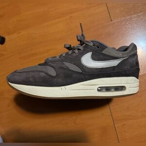 Men's Gray Nike Sneakers air max 1